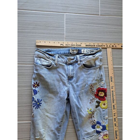 Indigo Rein Womens Embroidered Floral Ankle Jeans Blue Denim Size 7 - Picture 8 of 10